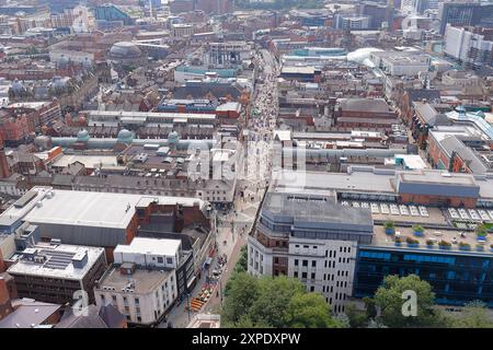 Une vue aérienne de Briggate dans le centre-ville de Leeds depuis le toit de l'immeuble d'appartements Scape. Banque D'Images