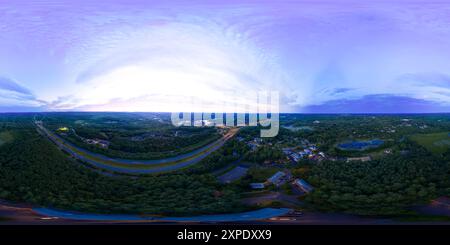 Vue panoramique à 360° de Drone aérien 360 photo Sturbridge, Massachusetts à l'heure du crépuscule. Image de stock sphérique équirectangulaire