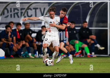 3 août 2024 : East Rutherford, NJ, USA ; milieu de terrain du Real Madrid Luka Modric (10) batailles pour la possession aganiste milieu de terrain de Barcelone Unai Hernandez (14) Banque D'Images