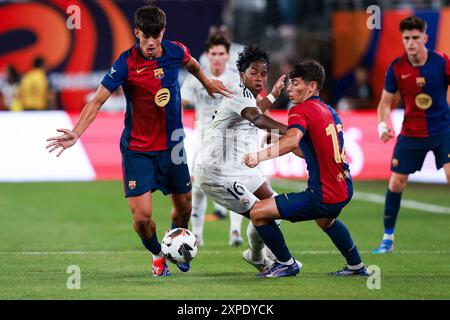 3 août 2024 : East Rutherford, NJ, États-Unis ; Endrick (16 ans), attaquant du Real Madrid, combat pour la possession contre Alex Valle (12 ans) et midfie Banque D'Images