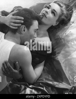 LAURENCE HARVEY dans le rôle de Joe Lampton et SIMONE SIGNORET dans le rôle d'Alice Aisgill dans un portrait publicitaire pour LA CHAMBRE AU SOMMET (1959) réalisateur JACK CLAYTON roman JOHN Braine scénario NEIL PATERSON Still par ERIC GRAY produit par JOHN et JAMES WOOLF a Romulus film / distributeurs de films indépendants / British Lion films Banque D'Images