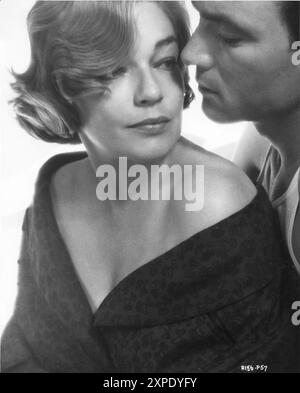 LAURENCE HARVEY dans le rôle de Joe Lampton et SIMONE SIGNORET dans le rôle d'Alice Aisgill dans un portrait publicitaire pour LA CHAMBRE AU SOMMET (1959) réalisateur JACK CLAYTON roman JOHN Braine scénario NEIL PATERSON Still par ERIC GRAY produit par JOHN et JAMES WOOLF a Romulus film / distributeurs de films indépendants / British Lion films Banque D'Images