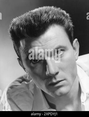 Une publicité Portrait de LAURENCE HARVEY dans le rôle de Joe Lampton dans LA SALLE AU SOMMET (1959) réalisateur JACK CLAYTON roman JOHN Braine scénario NEIL PATERSON Still par ERIC GRAY produit par JOHN et JAMES WOOLF A Romulus film / distributeurs de films indépendants / British Lion films Banque D'Images