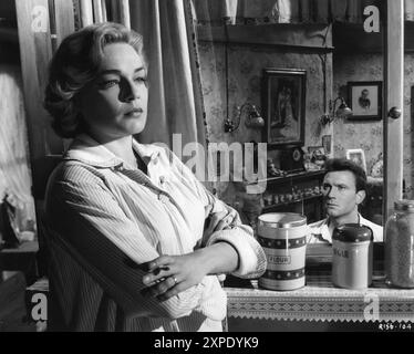 LAURENCE HARVEY et SIMONE SIGNORET dans une scène de SALLE AU SOMMET (1959) réalisateur JACK CLAYTON roman JOHN Braine scénario NEIL PATERSON Still par ERIC GRAY produit par JOHN et JAMES WOOLF A Romulus film / distributeurs de films indépendants / British Lion films Banque D'Images