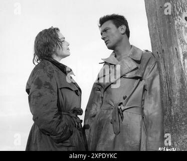 LAURENCE HARVEY et SIMONE SIGNORET dans une scène de SALLE AU SOMMET (1959) réalisateur JACK CLAYTON roman JOHN Braine scénario NEIL PATERSON Still par ERIC GRAY produit par JOHN et JAMES WOOLF A Romulus film / distributeurs de films indépendants / British Lion films Banque D'Images