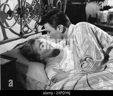 LAURENCE HARVEY et SIMONE SIGNORET dans une scène de SALLE AU SOMMET (1959) réalisateur JACK CLAYTON roman JOHN Braine scénario NEIL PATERSON Still par ERIC GRAY produit par JOHN et JAMES WOOLF A Romulus film / distributeurs de films indépendants / British Lion films Banque D'Images