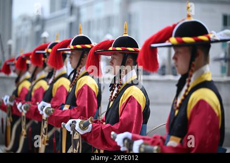 Séoul, Corée du Sud. 02 août 2024. En l'honneur de la visite du ministre allemand de la Défense Pistorius (SPD), des soldats traditionnellement habillés en formation d'honneur se tiennent devant le ministère des Affaires étrangères. Crédit : Soeren Stache/dpa/Alamy Live News Banque D'Images