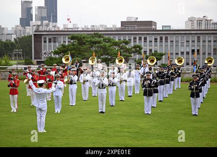 Séoul, Corée du Sud. 02 août 2024. En l’honneur de la visite du ministre allemand de la Défense Pistorius (SPD), des musiciens en formation honorifique se tiennent devant le ministère des Affaires étrangères. Crédit : Soeren Stache/dpa/Alamy Live News Banque D'Images