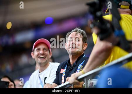 Saint Denis, France. 05 août 2024. Renaud Lavillenie et le père d'Armand, Greg Duplantis, célèbrent la médaille d'or que le suédois Armand Duplantis célèbre après avoir établi un nouveau record du monde de 6m25 lors de la finale de la voûte à poteaux masculine le dixième jour des Jeux Olympiques d'été de Paris 2024 au stade de France le 05 août, 2024 à Saint-Denis près de Paris, France. Photo de Nicolas Gouhier/ABACAPRESS. COM Credit : Abaca Press/Alamy Live News Banque D'Images