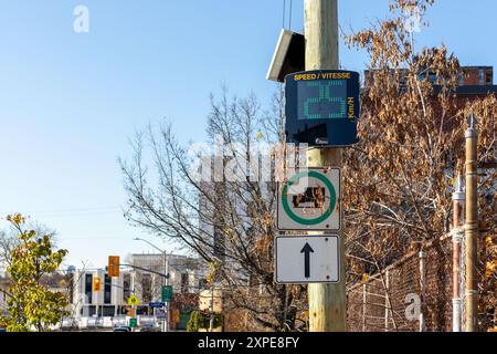 Ottawa, Canada - 4 novembre 2023 : panneau radar de limitation de vitesse sur la route dans la ville. Banque D'Images