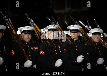 Casernes les Marines exécutent « Eyes Right » lors d’une parade en soirée à Marine Barracks Washington, D.C. le 2 août 2024. Le responsable hôte de la soirée était le lieutenant général Dimitri Henry, directeur du renseignement, état-major interarmées et l'invité d'honneur était le lieutenant général Jeffrey A. Kruse, directeur de l'Agence de renseignement de la Défense. (Photo du corps des Marines des États-Unis par le caporal Chloe N. McAfee) Banque D'Images