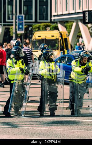 Police anti-émeute à Liverpool lors de la marche fasciste "Sauvez les enfants" et contre-manifestation SUTR à Liverpool le 3 août 2024 Banque D'Images