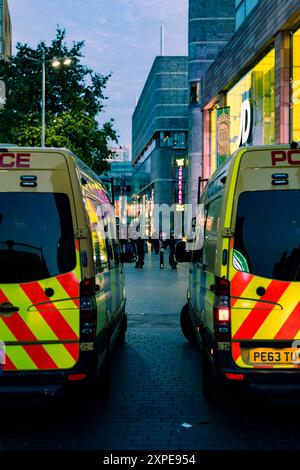 Police anti-émeute à Liverpool lors de la marche fasciste "Sauvez les enfants" et contre-manifestation SUTR à Liverpool le 3 août 2024 Banque D'Images