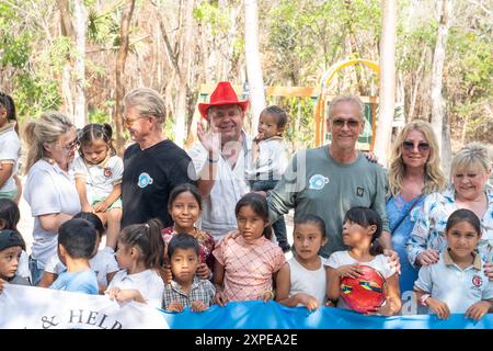 Stiftung FLY & HELP Charity-Reise an die Karibikküste Mexikos zur Nacht des Deutschen Schlagers 2024 Besuch einer durch die Stiftung VOLER et AIDER dans 2023 geförderten Schule in einem illegalem Siedlungsgebiet nahe Playa del Carmen bisher wurde durch FLY & HELP der Neubau eines Klassenraums mit rund 24,000 Euro gefördert weitere Klassenräume sollen ab 2024 neu gebaut werden Stimmungssänger Markus Becker in der geförderten Schule -Stiftung FLY & HELP Charity-Reise an die Karibikküste Mexikos zur Nacht des Deutschen Schlagers 2024 Besuch einer durch die Stiftung FLY & HELP in 2023 geförderten Schule Banque D'Images