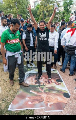 Londres, Royaume-Uni, 5 août 2024. Les gens assistent à un rassemblement à Alta Ali Park Aldgate, dans l'est de Londres, pour célébrer le renversement du gouvernement Sheikh Hasina, premier ministre du Bangladesh. Après 15 ans au pouvoir, le premier ministre bangladais a soudainement quitté le pays après des manifestations pour un accès plus équitable aux emplois gouvernementaux. Crédit : A.A. Gill/Alamy Live News Banque D'Images