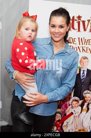 Londres, Royaume-Uni. 2 novembre 2014. Imogen Thomas et sa fille assistent à la première britannique de Nativité 3, Dude Where's My Donkey? Au vue West End de Leicester Square le 2 novembre 2014. Londres, Angleterre, Royaume-Uni. Crédit : S.A. / Alamy Live News Banque D'Images