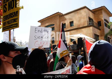 Les manifestants lors d’un rassemblement « Rally for Return : All Out for Gaza » se rassemblent devant le Consulat général d’Israël à Los Angeles le 14 octobre 2023. Photo de Raquel Banque D'Images