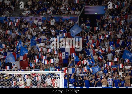 Lyon, France. 05 août 2024. Lyon, France, 5 août 2024 : des supporters de la France sont vus lors du match de demi-finale des Jeux Olympiques Paris 2024 hommes entre la France et l'Egypte au stade de Lyon à Lyon, France. (ANE Frosaker/SPP) crédit : SPP Sport Press photo. /Alamy Live News Banque D'Images