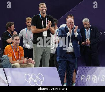 Paris, France. 5 août 2024. Pau Gasol (l), ancien joueur de la NBA et membre actuel du CIO, et Dirk Nowitzki (C), ancien joueur allemand de la NBA, assistent aux matchs de basket 3x3 des Jeux Olympiques de Paris 2024 à Paris, France, le 5 août 2024. Crédit : Meng Yongmin/Xinhua/Alamy Live News Banque D'Images