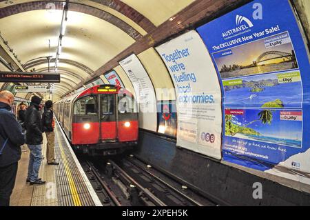 Train de métro de Londres approchant la plate-forme à Earl's court Station sur Piccadilly Line, Earl's court, Greater London, Angleterre, Royaume-Uni Banque D'Images