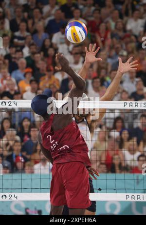 Paris, FR. 5 août 2024. Vue du Qatar vs Chili's Beach volley masculin à Paris, France pendant les Jeux olympiques d'été de 2024 le 5 août 2024. Crédit : Mpi34/Media Punch/Alamy Live News Banque D'Images