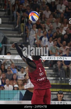 Paris, FR. 5 août 2024. Vue du Qatar vs Chili's Beach volley masculin à Paris, France pendant les Jeux olympiques d'été de 2024 le 5 août 2024. Crédit : Mpi34/Media Punch/Alamy Live News Banque D'Images