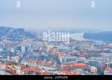 Le paysage urbain brumeux du quartier résidentiel et Margaret Bridge sur fond, Budapest, Hongrie Banque D'Images