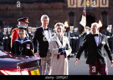 Château d'Édimbourg. Édimbourg. Écosse, Royaume-Uni. 5 août 2024. Pendant le tatouage militaire royal d'Édimbourg, la princesse royale arrive avec son mari Sir Tim Lawrence (crédit photo : David Mollison/Alamy Live News Banque D'Images