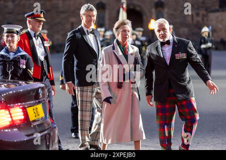 Château d'Édimbourg. Édimbourg. Écosse, Royaume-Uni. 5 août 2024. Pendant le tatouage militaire royal d'Édimbourg, la princesse royale arrive avec son mari Sir Tim Lawrence (crédit photo : David Mollison/Alamy Live News Banque D'Images