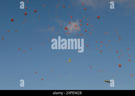 Tel Aviv, Israël. 05 août 2024. Ballons orange lâchés dans l'air marquant l'anniversaire de la foi d'Ariel Bibas en captivité du Hamas. Les Israéliens se sont rassemblés sur la place des otages et ont lâché des ballons orange pour marquer le cinquième anniversaire de l'otage israélien Ariel Bibas, enlevé le 7 octobre et détenu en captivité par le Hamas à Gaza pendant 304 jours. Crédit : SOPA images Limited/Alamy Live News Banque D'Images