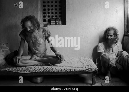 Pagalanda est un shaivite Saddhu qui a vécu au temple Pashupatinath et vénère le Dieu Shiva - Katmandou, Népal 1988 Banque D'Images