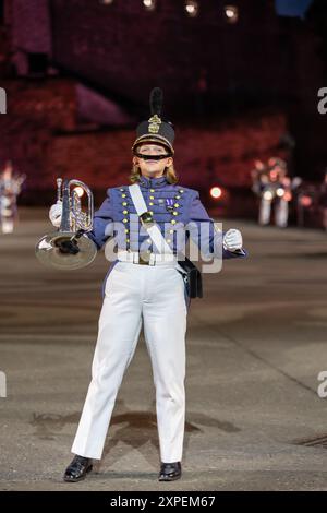 Château d'Édimbourg. Édimbourg. Écosse, Royaume-Uni. 5 août 2024. Pendant le Royal Edinburgh Military Tattoo, les pipes et tambours massés ont fait une performance animée devant une maison pleine (crédit photo : David Mollison/Alamy Live News Banque D'Images