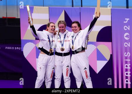 Paris, France, 5 août 2024. Katy marchant, Sophie Capewell et Emma Finucane, de Grande-Bretagne, célèbrent leur victoire d’or dans la finale de sprint par équipe féminine sur piste cyclable lors des Jeux Olympiques de Paris 2024 au National Velodrone le 05 août 2024 à Paris, France. Crédit : Pete Dovgan/Speed Media/Alamy Live News Banque D'Images