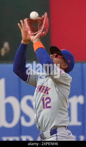 Louis, États-Unis. 05 août 2024. New York mets Shortstop Francisco Lindor fait un catch pour une sortie sur un pop-up par Louis Cardinals Nolan Arenado en quatrième manche au Busch Stadium à assuré Louis le lundi 5 août 2024. Photo de Bill Greenblatt/UPI crédit : UPI/Alamy Live News Banque D'Images