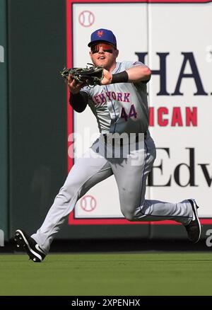 Louis, États-Unis. 05 août 2024. Harrison Bader, centre des mets de New York, fait une course à pied pour la sortie sur une balle hors de la batte de Louis Cardinals Alec Burleson en deuxième manche au Busch Stadium à se rendre Louis le lundi 5 août 2024. Photo de Bill Greenblatt/UPI crédit : UPI/Alamy Live News Banque D'Images