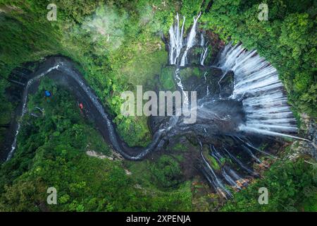 Vue aérienne de la cascade Tumpak Sewu et de la montagne Semeru, Java est, Lumajang, Indonésie Banque D'Images