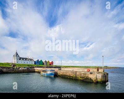 27 mai 2024 : John o' Groats, Écosse - le point le plus éloigné sur le continent de Land's End, son port et ses bâtiments colorés, sur un beau ... Banque D'Images