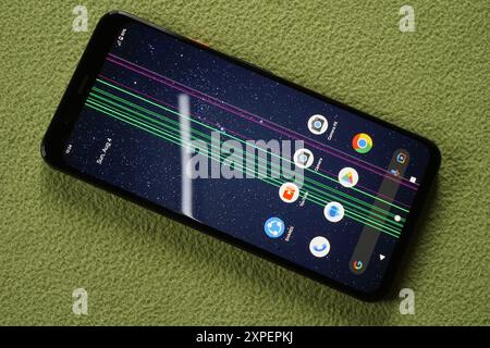 Terengganu, Malaisie - 23 août 2024 : gros plan sur les problèmes d'affichage d'écran vert sur le smartphone google pixel 4 sur fond vert Banque D'Images
