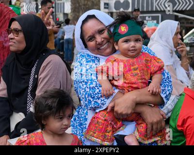 Londres, Royaume-Uni, 5 août 2024. La communauté anglo-bangladaise a célébré la nouvelle de la démission du premier ministre Sheikh Hasina, dans le parc Altab Ali, à l'est de Londres. Les protestations étudiantes dans ce pays sud-asiatique contre les quotas d'emplois dans la fonction publique pour ceux qui ont participé à la guerre de libération de 1971 ont conduit à une désatisfaction croissante de la direction de M.S. Hasina. Crédit : onzième heure photographie/Alamy Live News Banque D'Images