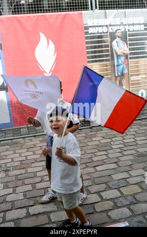 FRANCE. PARIS (75) 19ÈME ARRONDISSEMENT. PARC DE LA VILLETTE. ENFANT EN FILE D'ATTENTE DEVANT LE CLUB FRANCE PENDANT LES JEUX OLYMPIQUES DE PARIS 2024 Banque D'Images