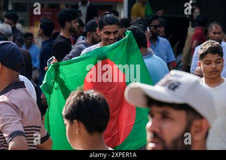 Londres, Royaume-Uni, 5 août 2024. La communauté anglo-bangladaise a célébré la nouvelle de la démission du premier ministre Sheikh Hasina, dans le parc Altab Ali, à l'est de Londres. Les protestations étudiantes dans ce pays sud-asiatique contre les quotas d'emplois dans la fonction publique pour ceux qui ont participé à la guerre de libération de 1971 ont conduit à une désatisfaction croissante de la direction de M.S. Hasina. Crédit : onzième heure photographie/Alamy Live News Banque D'Images