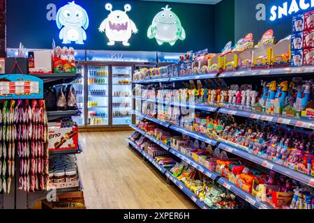 Une allée dans un magasin à Penang, Malaisie avec des étagères affichant des bonbons et des confiseries en vente pour acheter. Banque D'Images