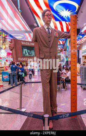 Un modèle grandeur nature de l'homme le plus grand du monde au sommet, Tour Komtar, George Town, Penang, Malaisie Banque D'Images