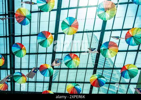 Des parapluies aux couleurs vives et des drapeaux malaisiens sont suspendus à un plafond de verre à la tour Komtar à George Town, Penang, Malaisie Banque D'Images