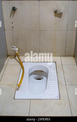 Une toilette publique en Malaisie, en Asie du Sud-est, est un trou dans un sol que vous devez accroupir. Banque D'Images