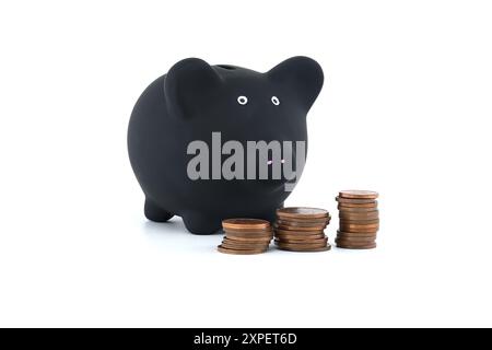 Tirelire noire accompagnée de trois piles distinctes de pièces, ordonnées par taille de la plus grande à la plus petite et disposées de gauche à droite isolées sur w Banque D'Images