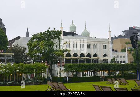 Jardins Tivoli situé près de l'hôtel de ville et de la gare centrale de Copenhague, Danemark, Scandinavie Banque D'Images