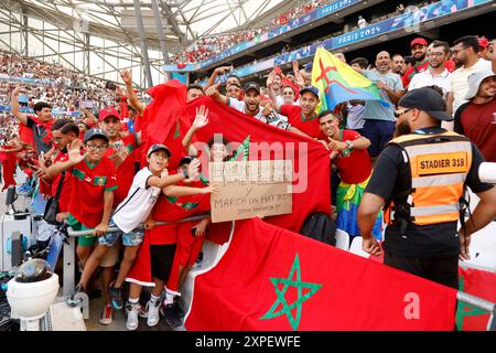 Les supporters marocains encouragent leurs joueurs avant la demi-finale masculine de football entre le Maroc et l'Espagne des Jeux Olympiques de Paris 2024 au stade de Marseille à Marseillen France le 5 août 2024. Photo de Patrick Aventurier/ABACAPRESS. COM Banque D'Images