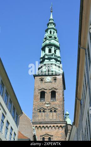 Nikolaj Kunsthal est une galerie d'art moderne située à l'intérieur de l'ancienne église de Nicolas. De Copenhague, Danemark, Scandinavie Banque D'Images