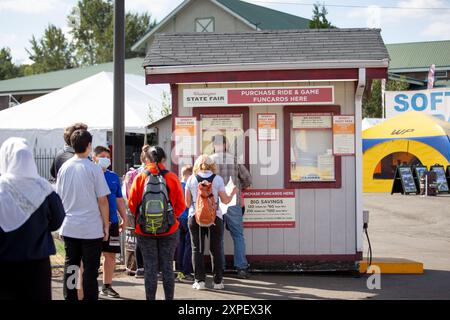 Puyallup, Washington, États-Unis - 09-13-2021 : une vue d'un peuple en ligne pour acheter des billets de course, vu à la foire de l'État de Washington. Banque D'Images